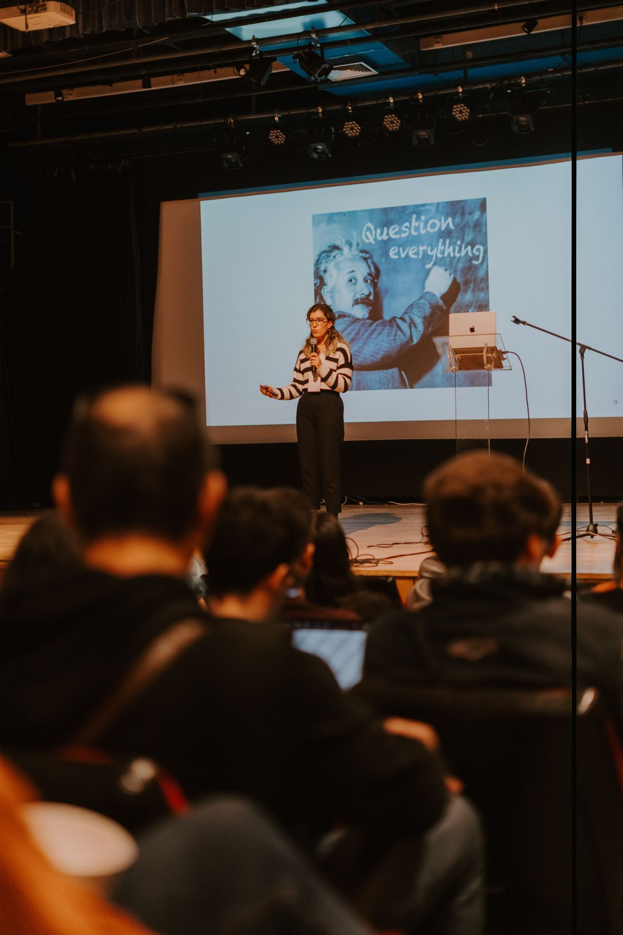 Liliana Pereira on stage giving a talk