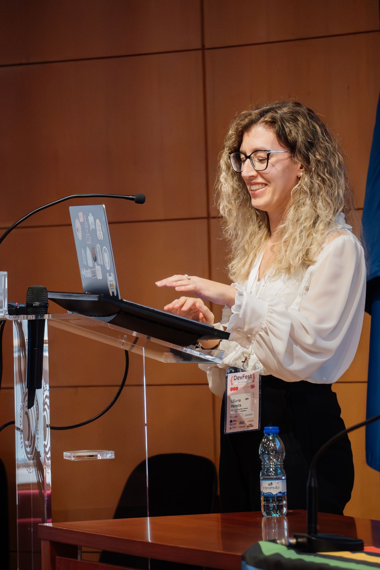 Liliana Pereira on stage giving a talk